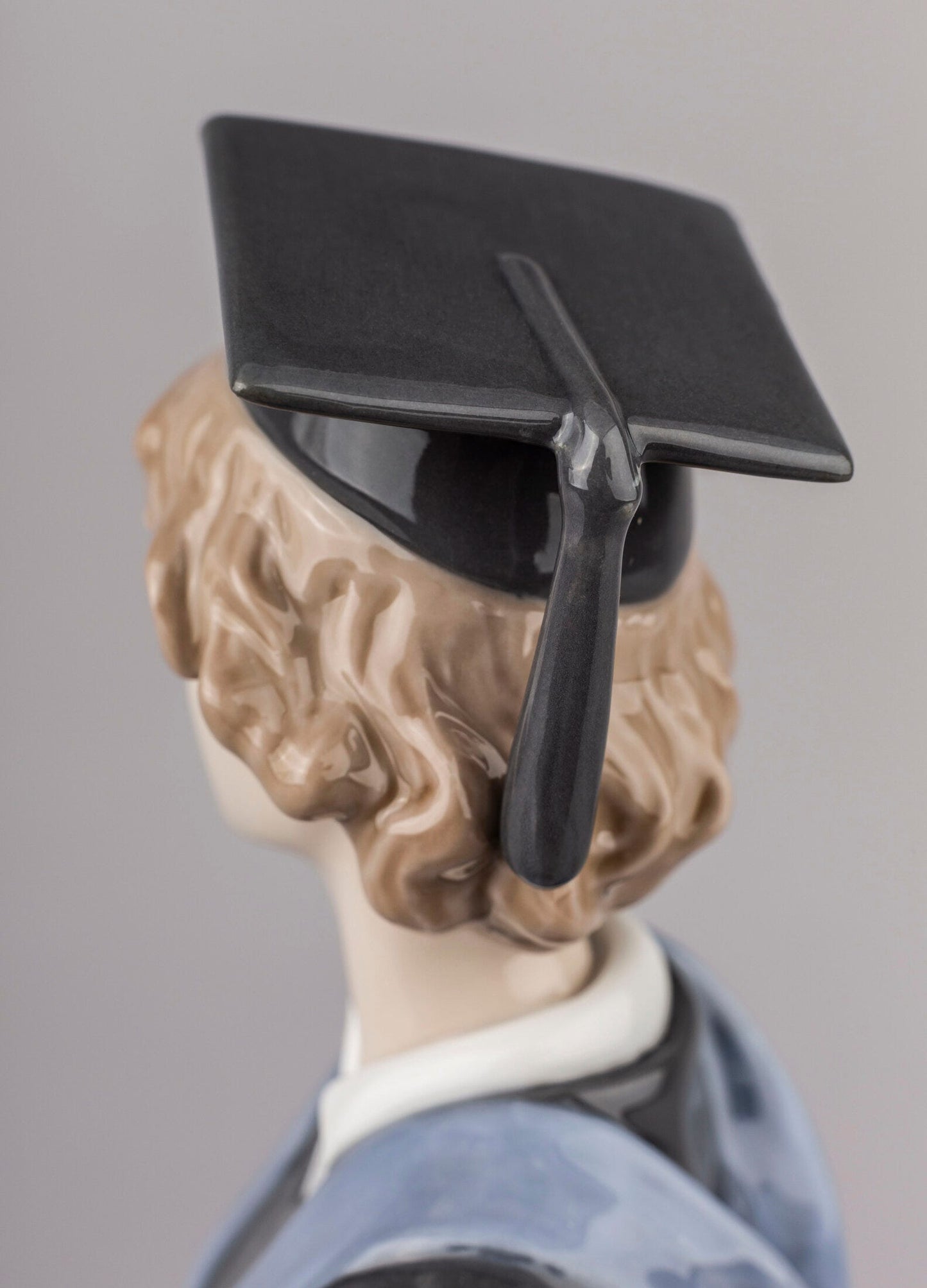 01008396 | Figura joven Graduada