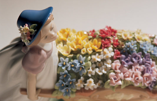 01006521 | Figura niña Con flores al mercado