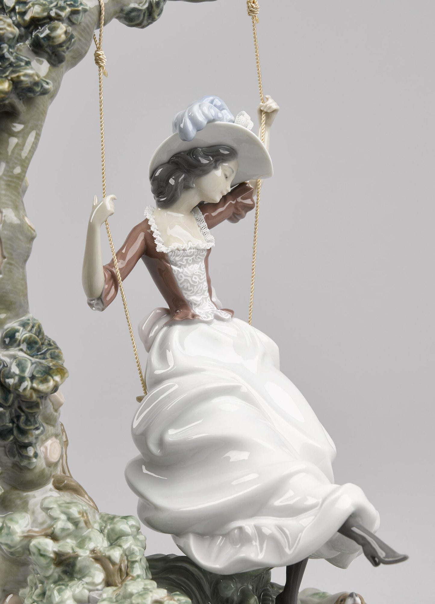 01009163 | Figura mujer Columpiándose