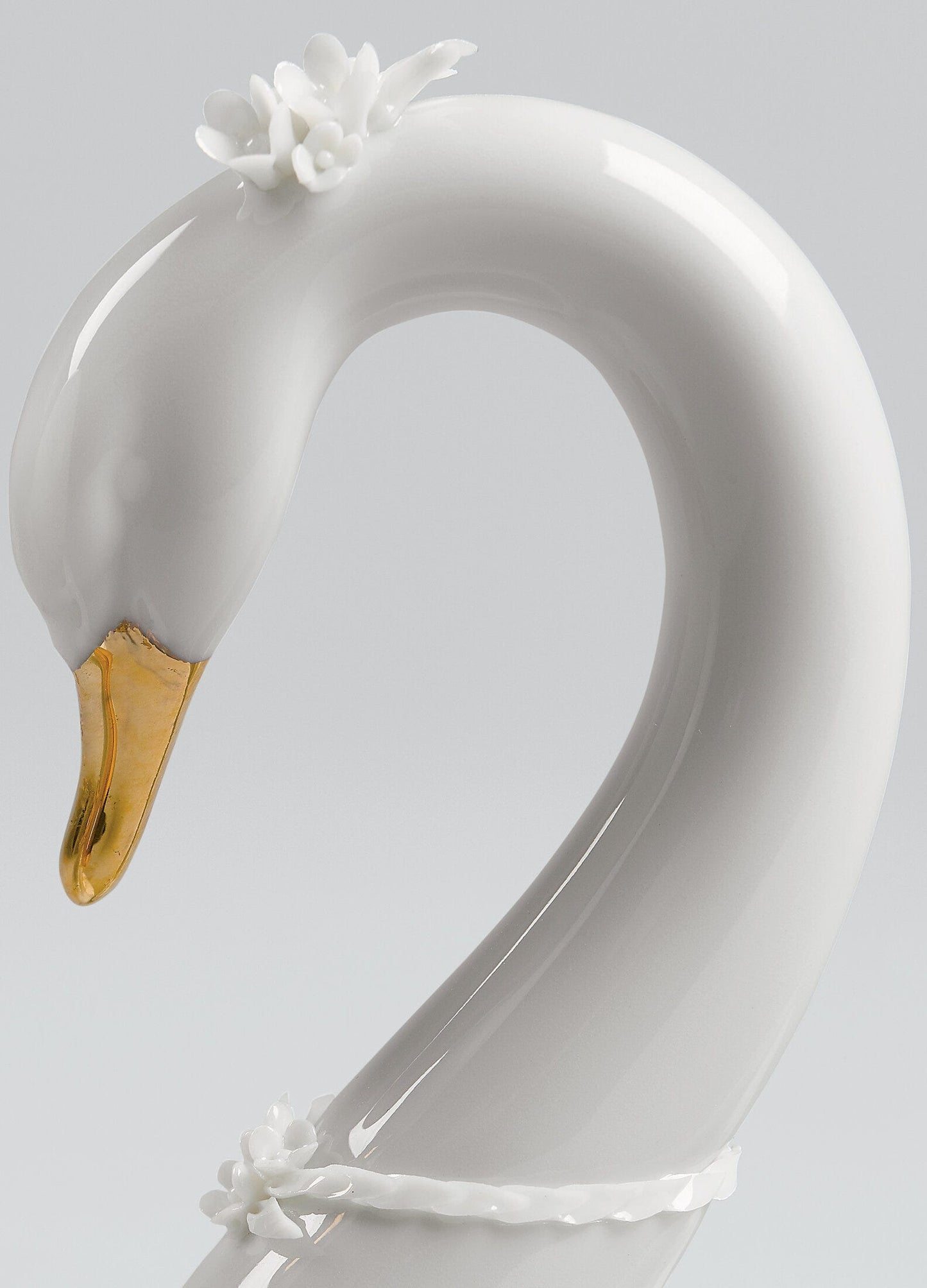 01009304 | Figura cisnes Corazón blanco. Lustre dorado