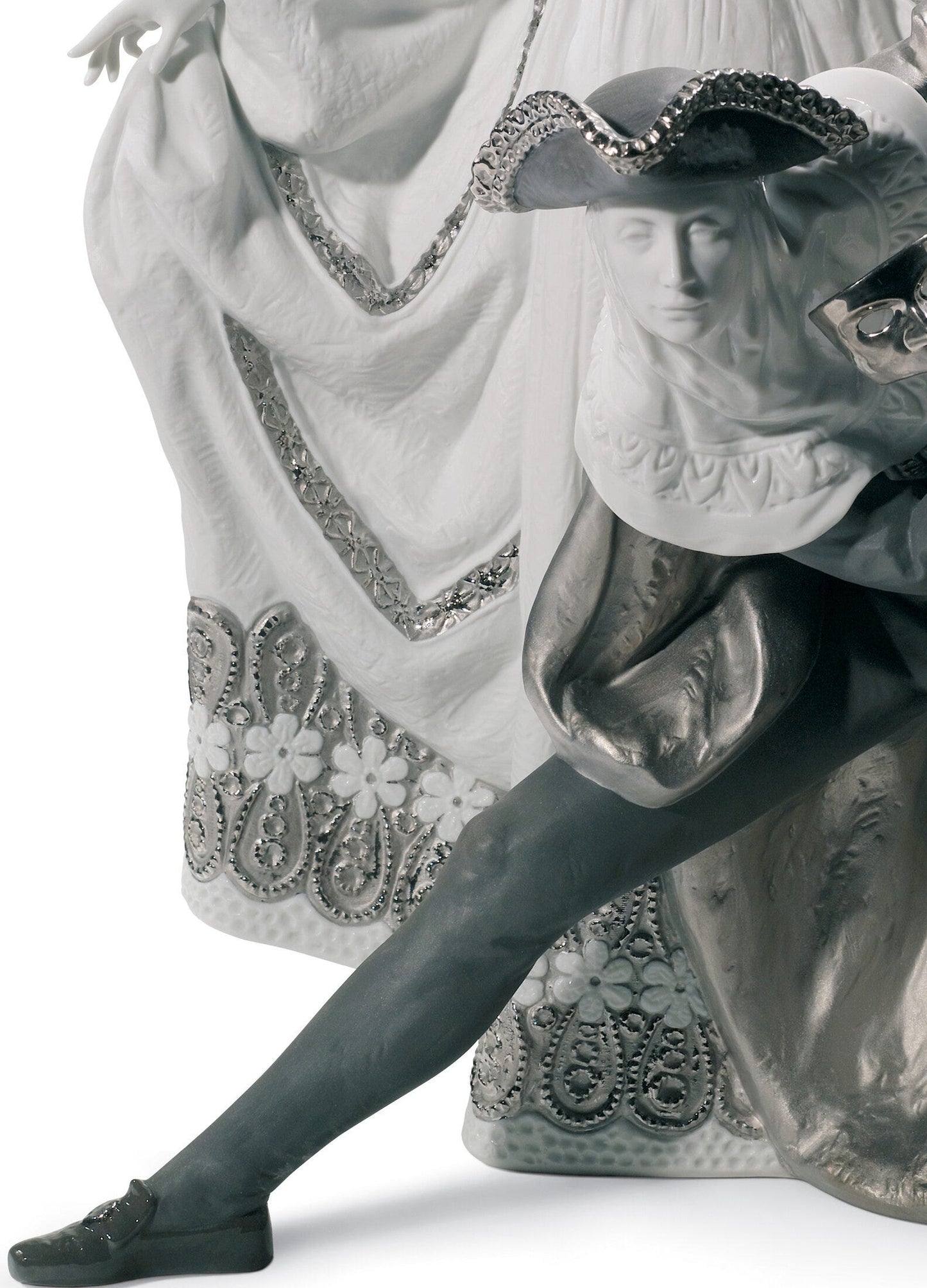 01007194 | Escultura joven pareja Carnaval veneciano. Lustre plata. Serie limitada