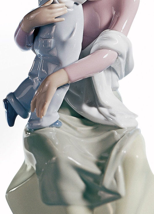 01006634 | Figura En el regazo de mamá