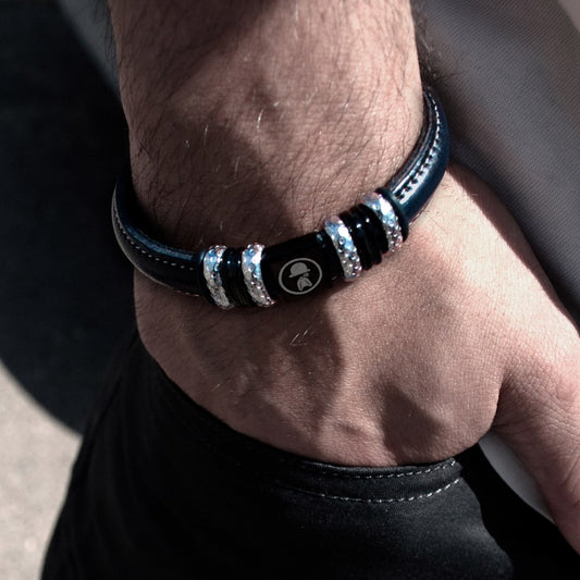 Pulsera "St. Johns" de piel vegana negra con detalle logo | Olliver Abbott