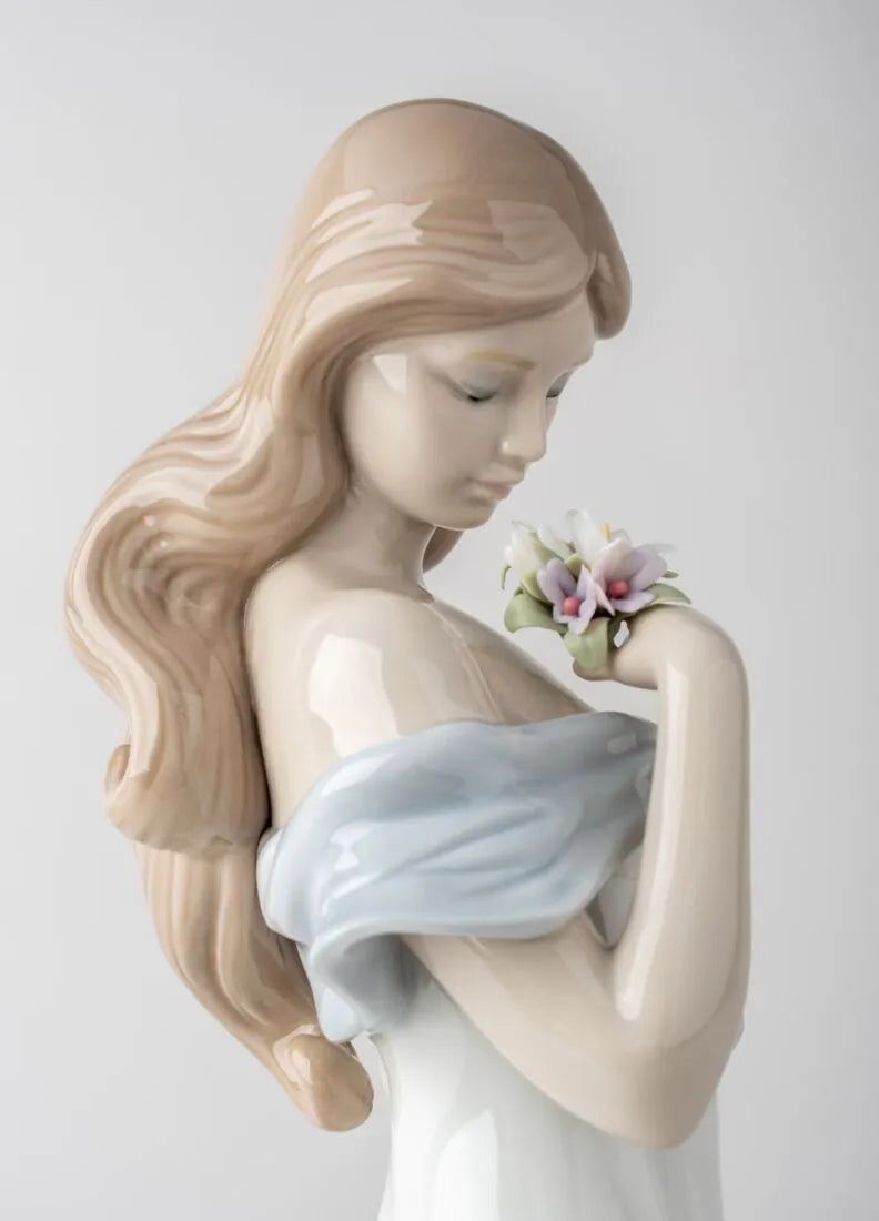 01006918 | Figura mujer El susurro de las flores