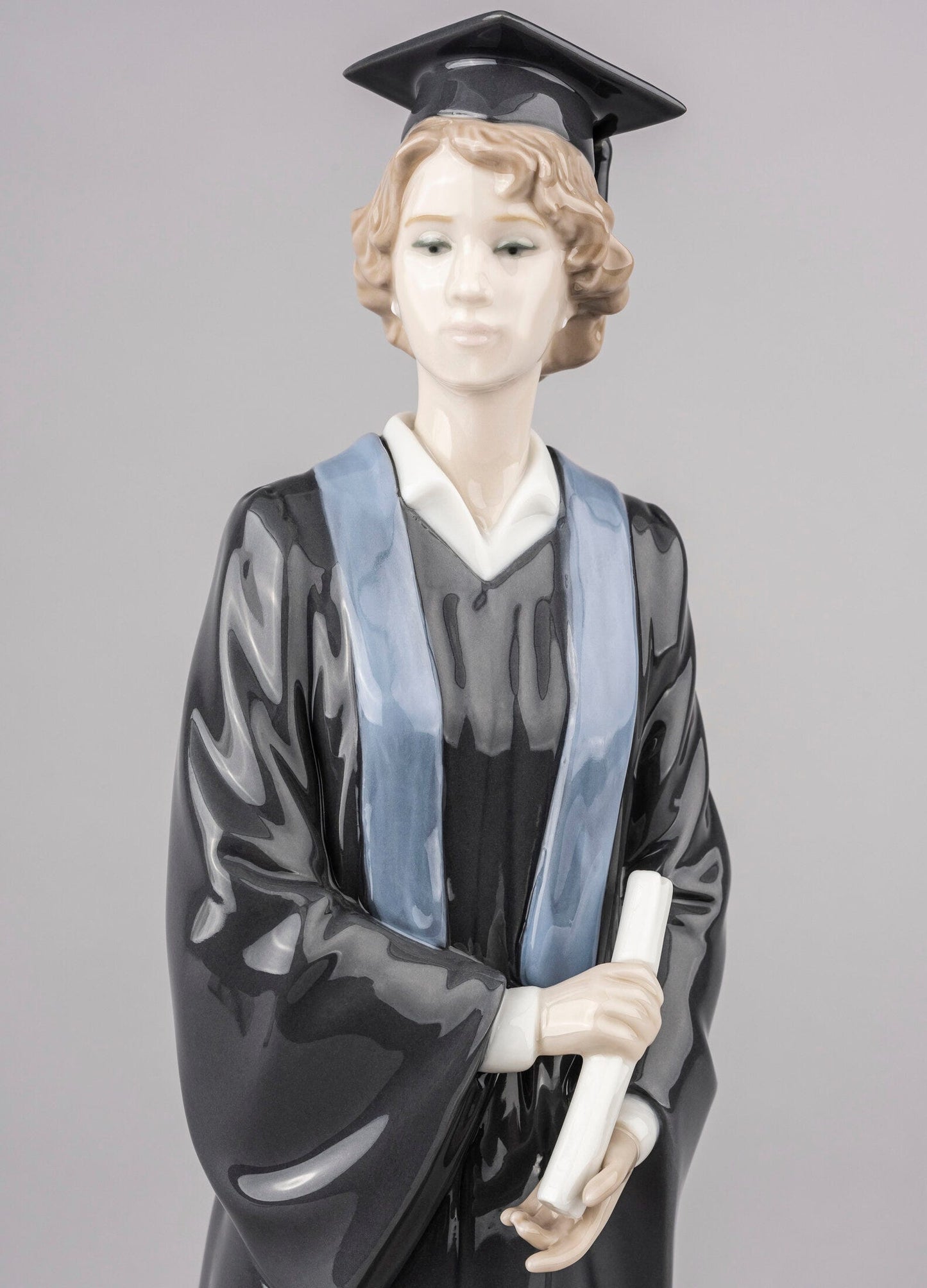01008396 | Figura joven Graduada