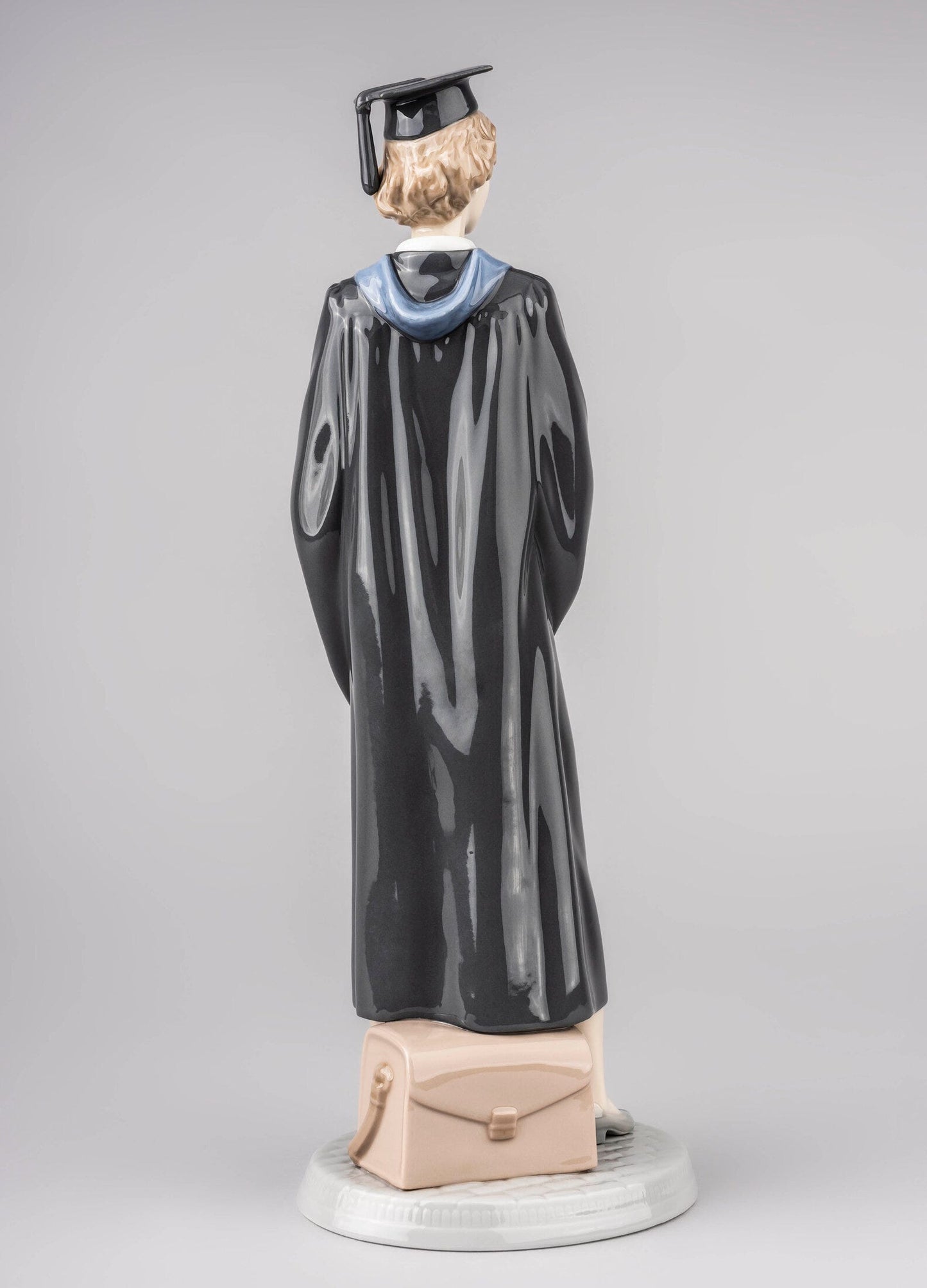 01008396 | Figura joven Graduada