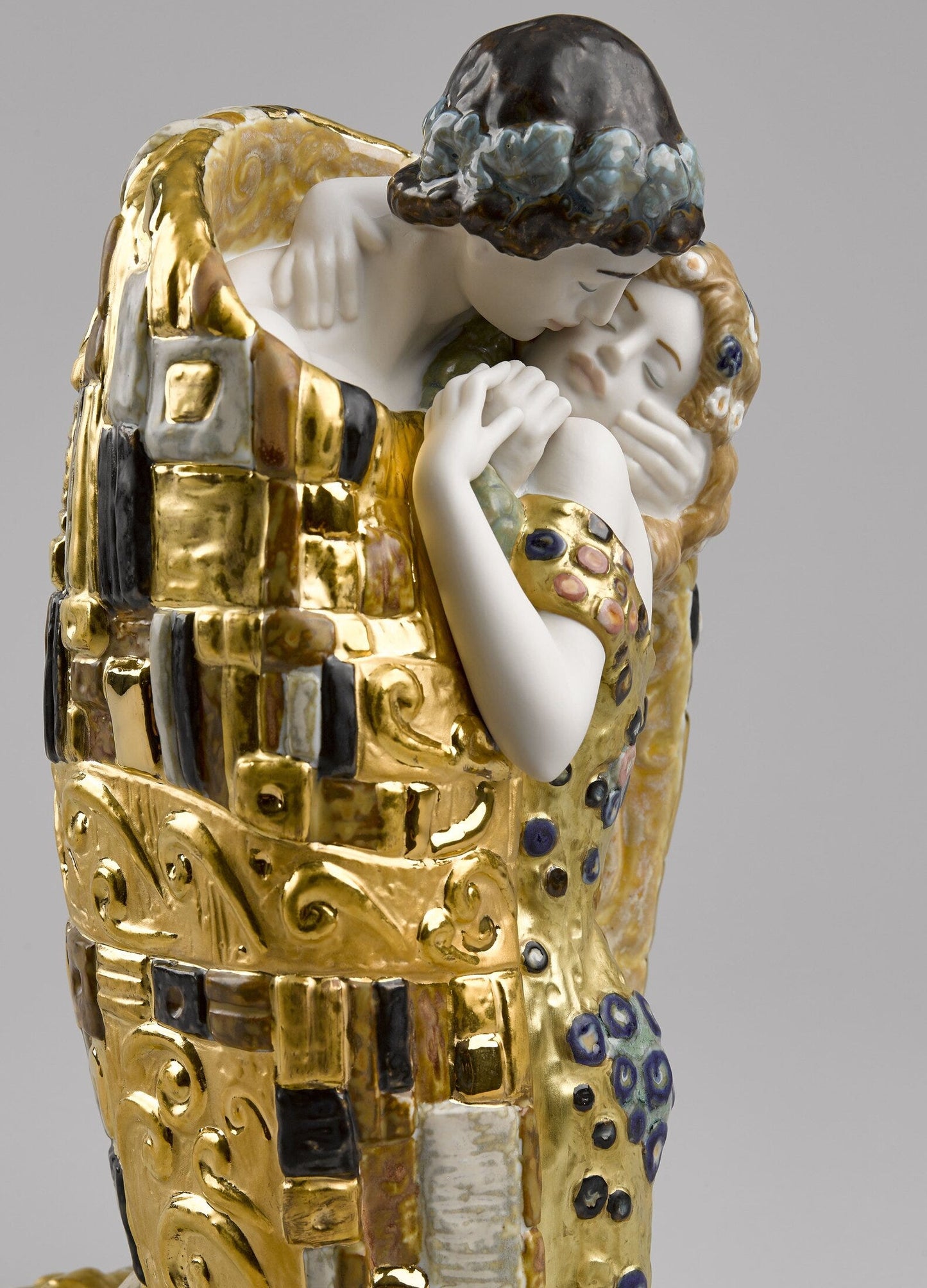 01008667 | Escultura El Beso. Lustre oro