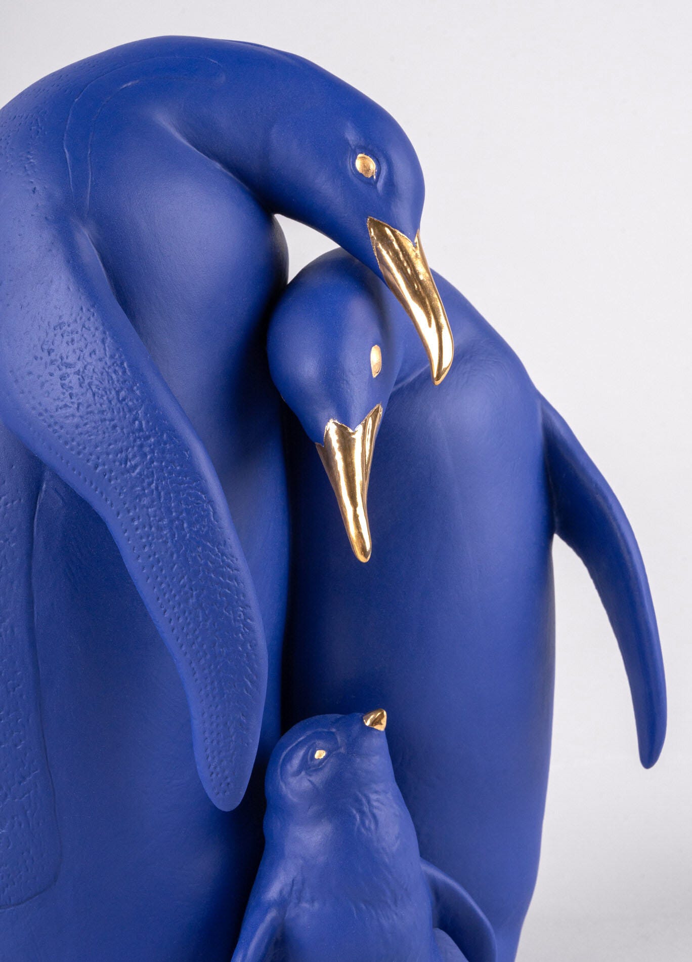 01009539 | Escultura Familia de pingüinos. Serie Limitada. Azul y dorado