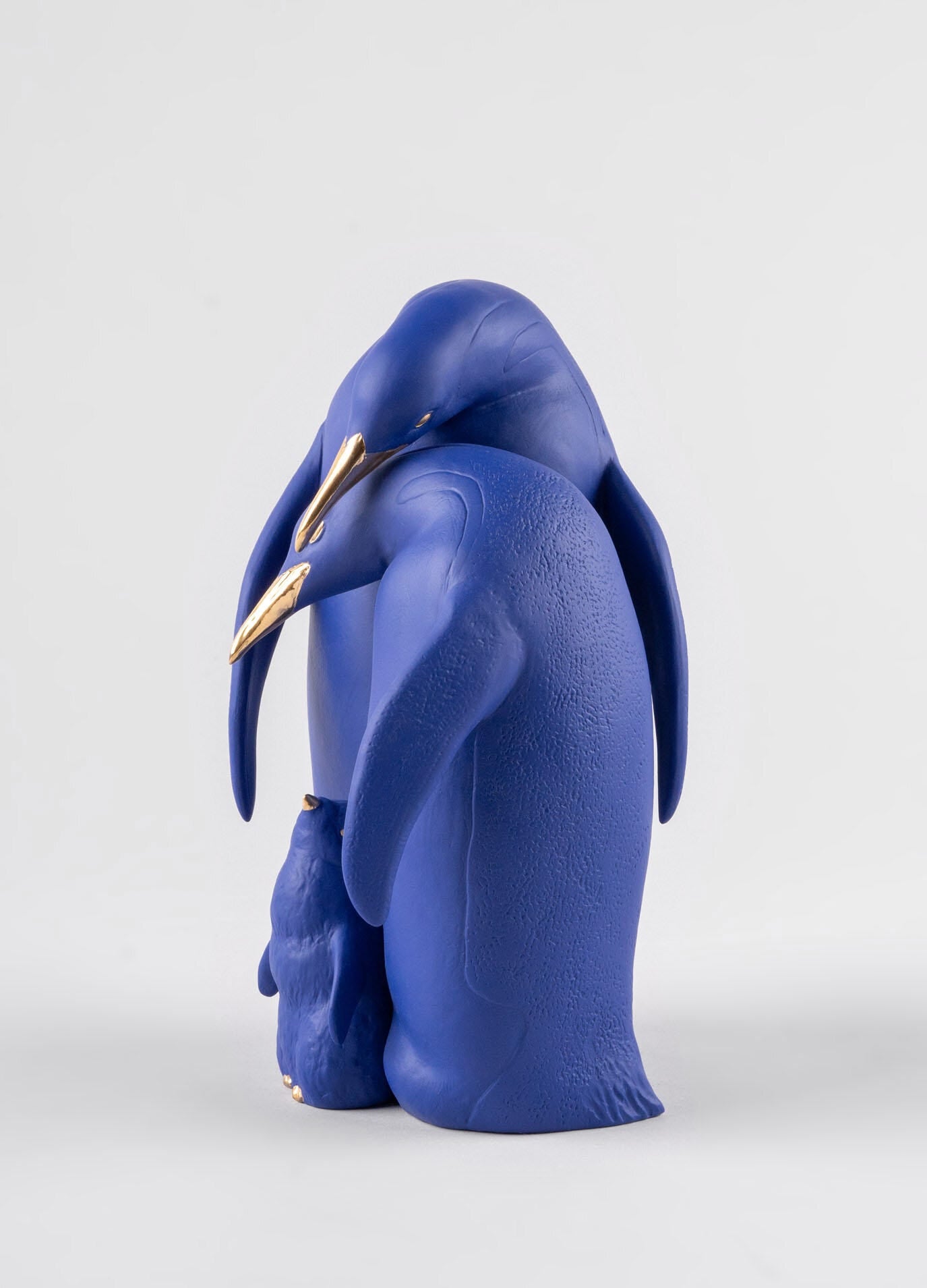 01009539 | Escultura Familia de pingüinos. Serie Limitada. Azul y dorado