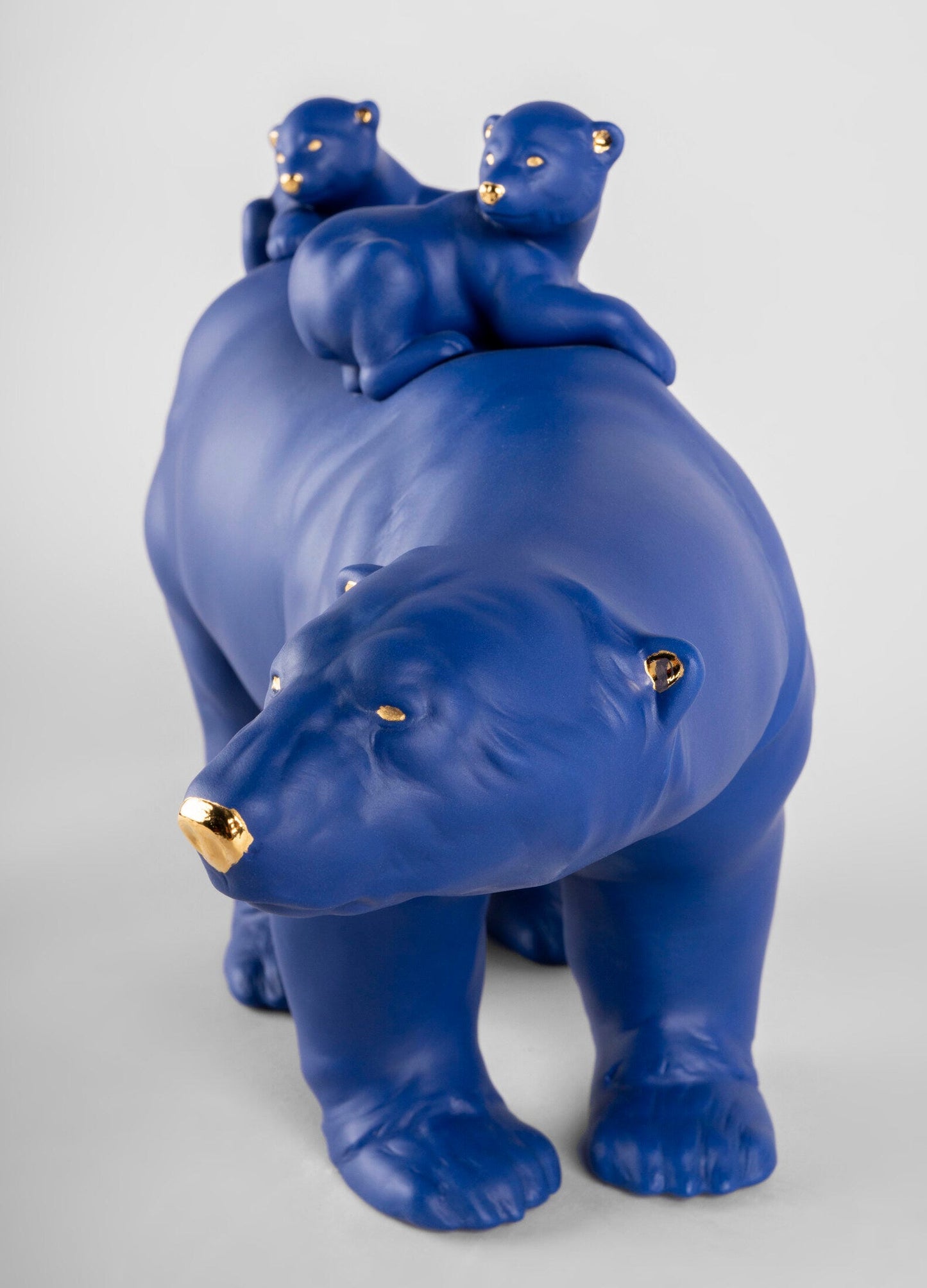 01009565 | Escultura Mamá osa y sus bebés (azul-dorado). Serie Limitada