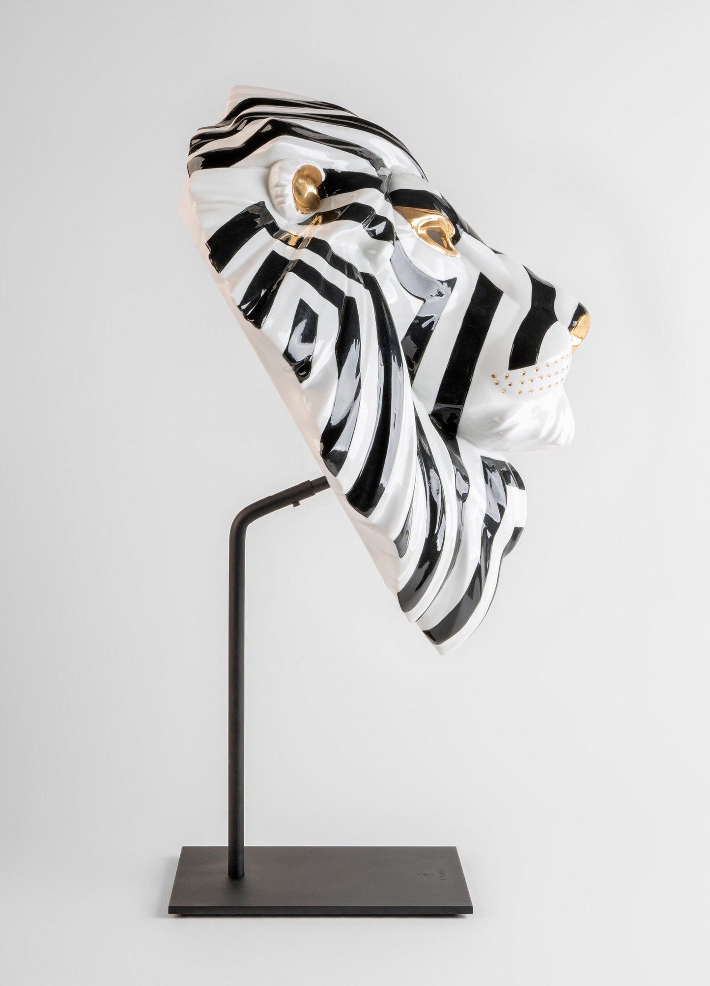 01009566 | Máscara León (negro-oro)