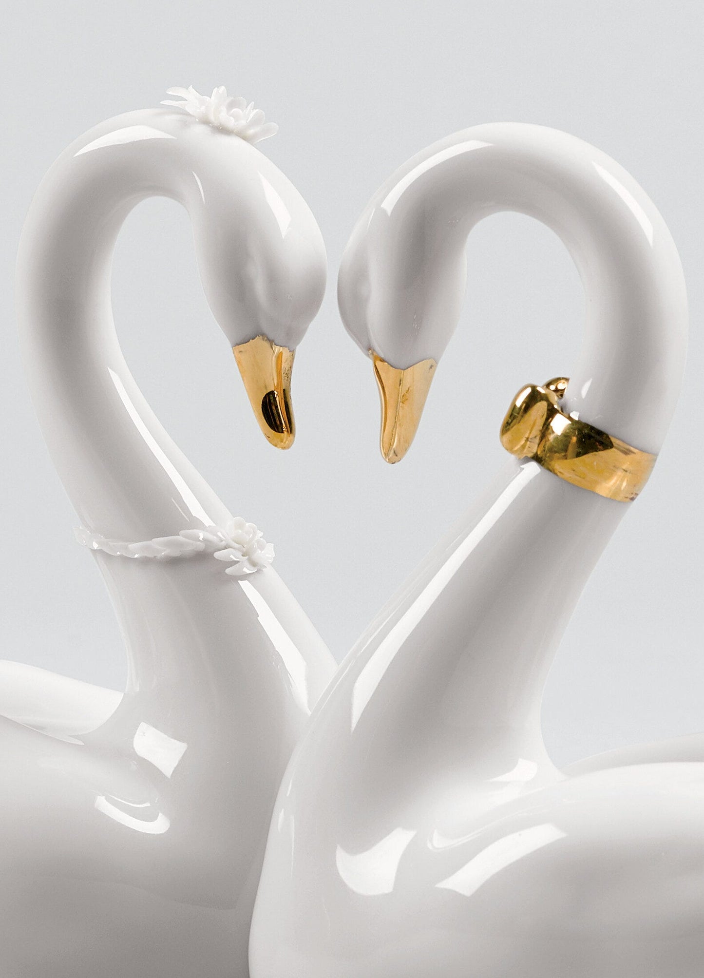 01009304 | Figura cisnes Corazón blanco. Lustre dorado