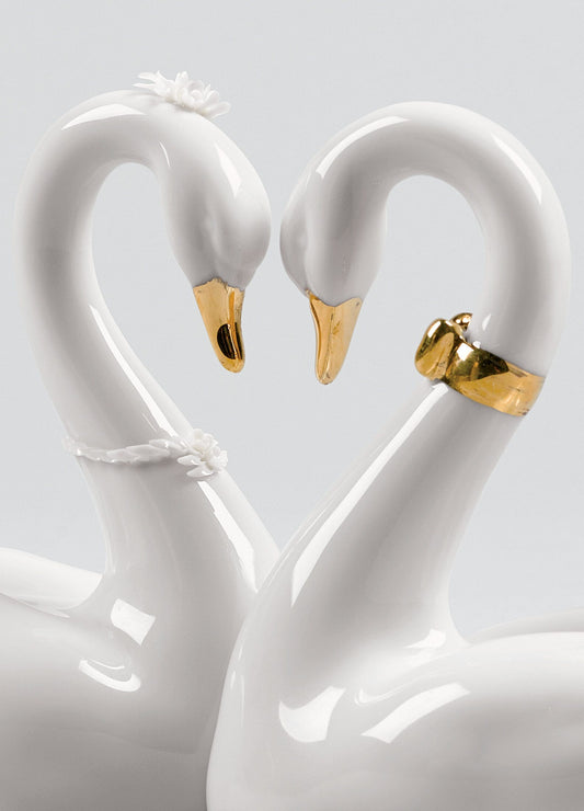 01009304 | Figura cisnes Corazón blanco. Lustre dorado
