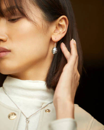 Pendientes Cortos Perla Barroca 12mm Gris Ágora en plata