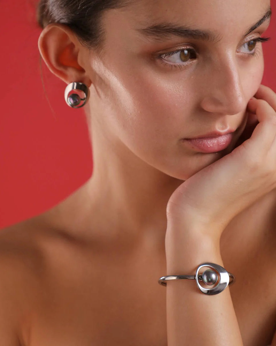 Brazalete Perla Gris Petra en acero