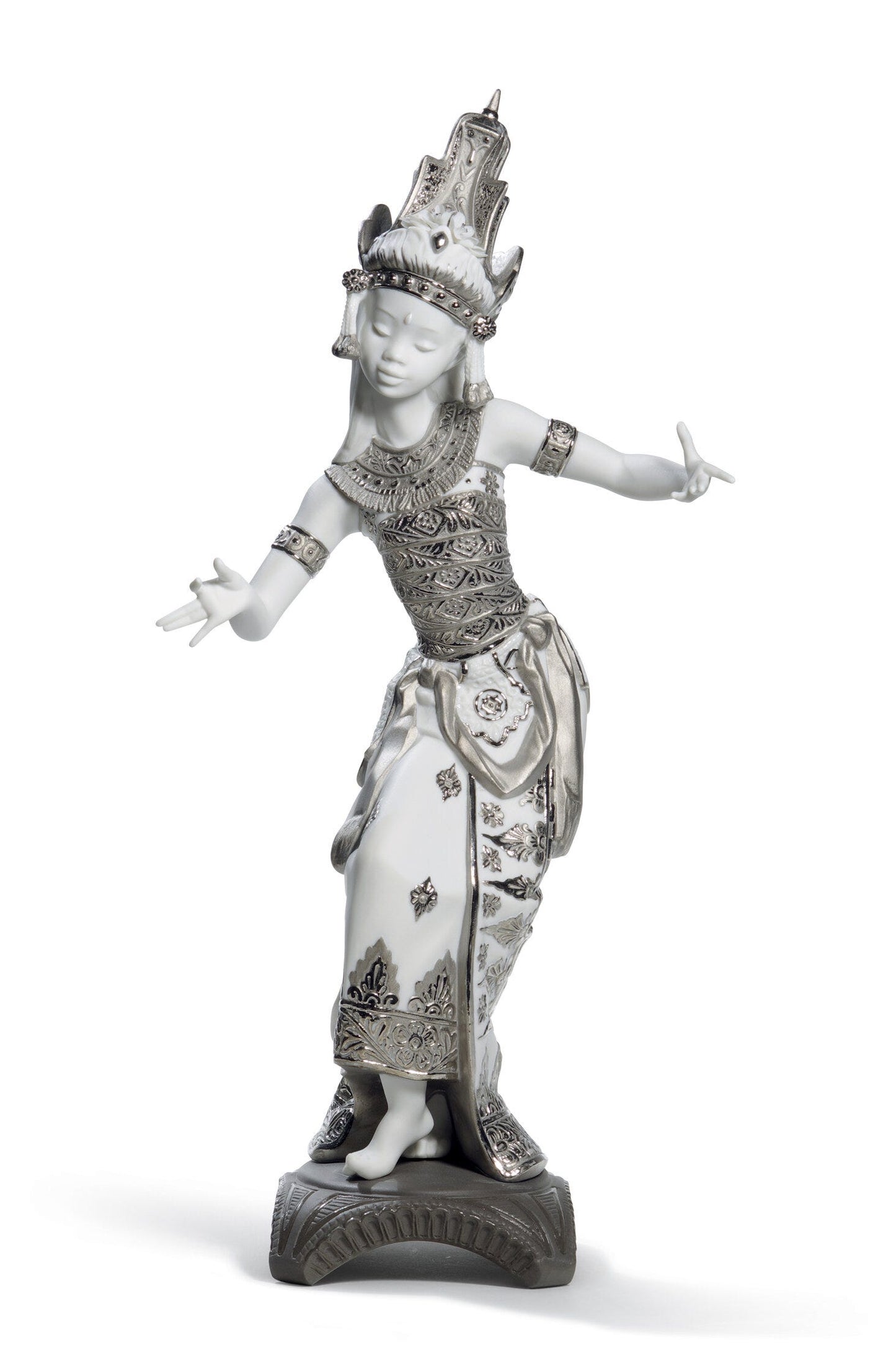 01008643 | Figura mujer Balinesa erguida. Lustre plata