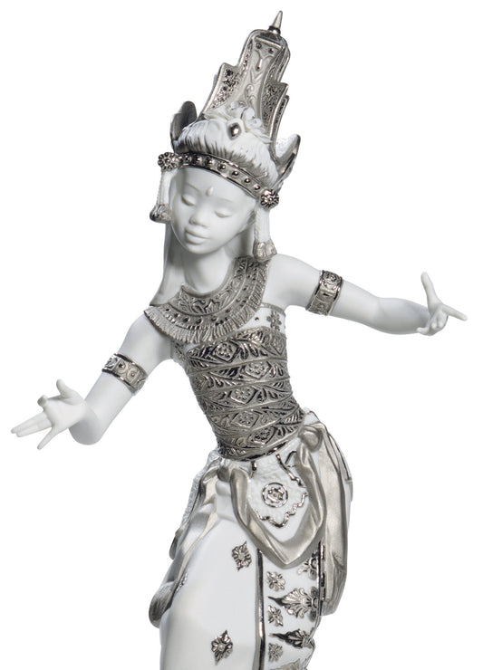 01008643 | Figura mujer Balinesa erguida. Lustre plata
