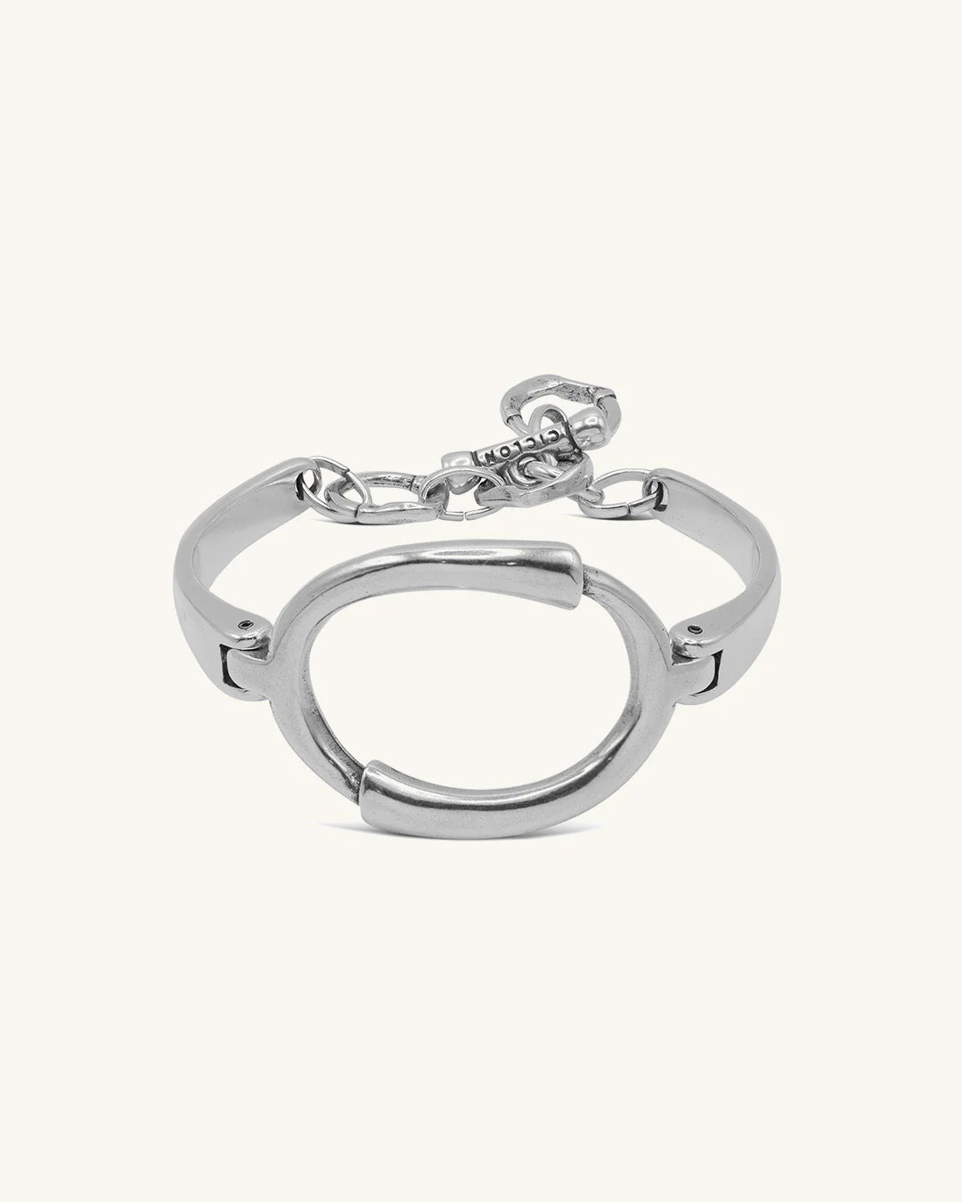 Brazalete Ciclon de carácter moderno