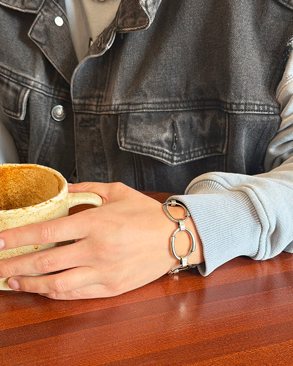 Brazalete Ciclon con presencia elegante