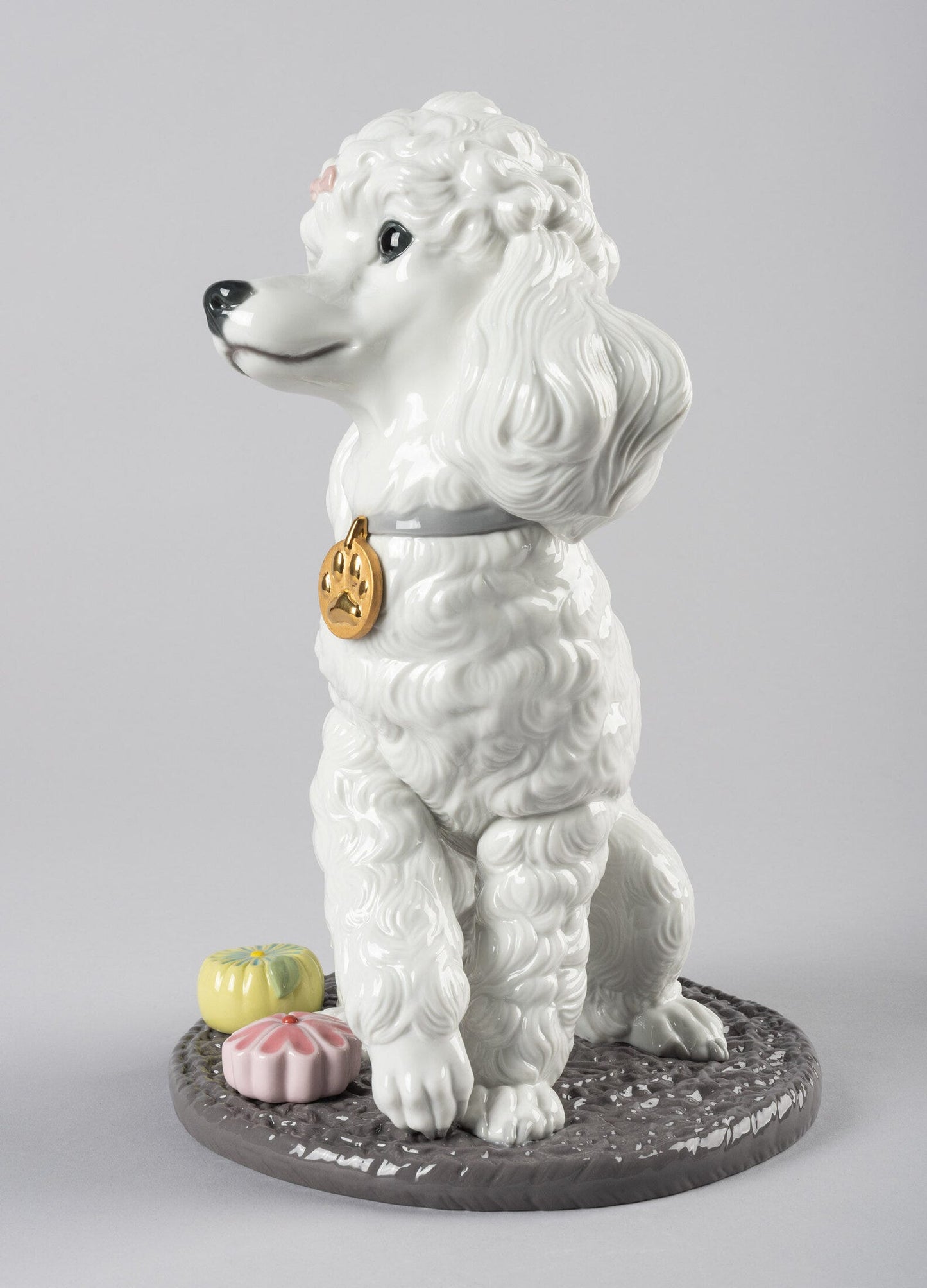 01009472 | Figura perro Caniche con mochis