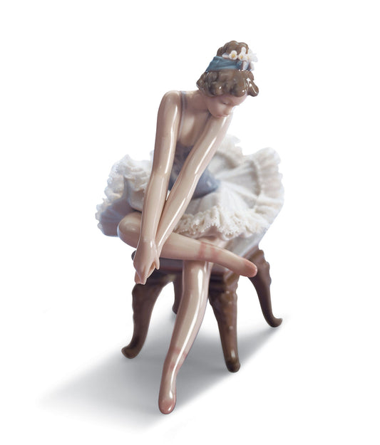 01005498 | Figura niña Ballet mirando zapatilla