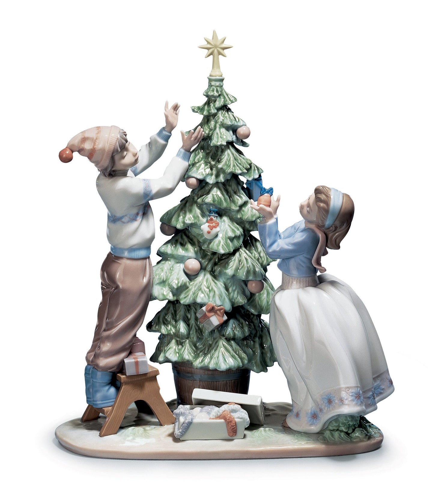 01005897 | Figura niños Arreglando el árbol de Navidad