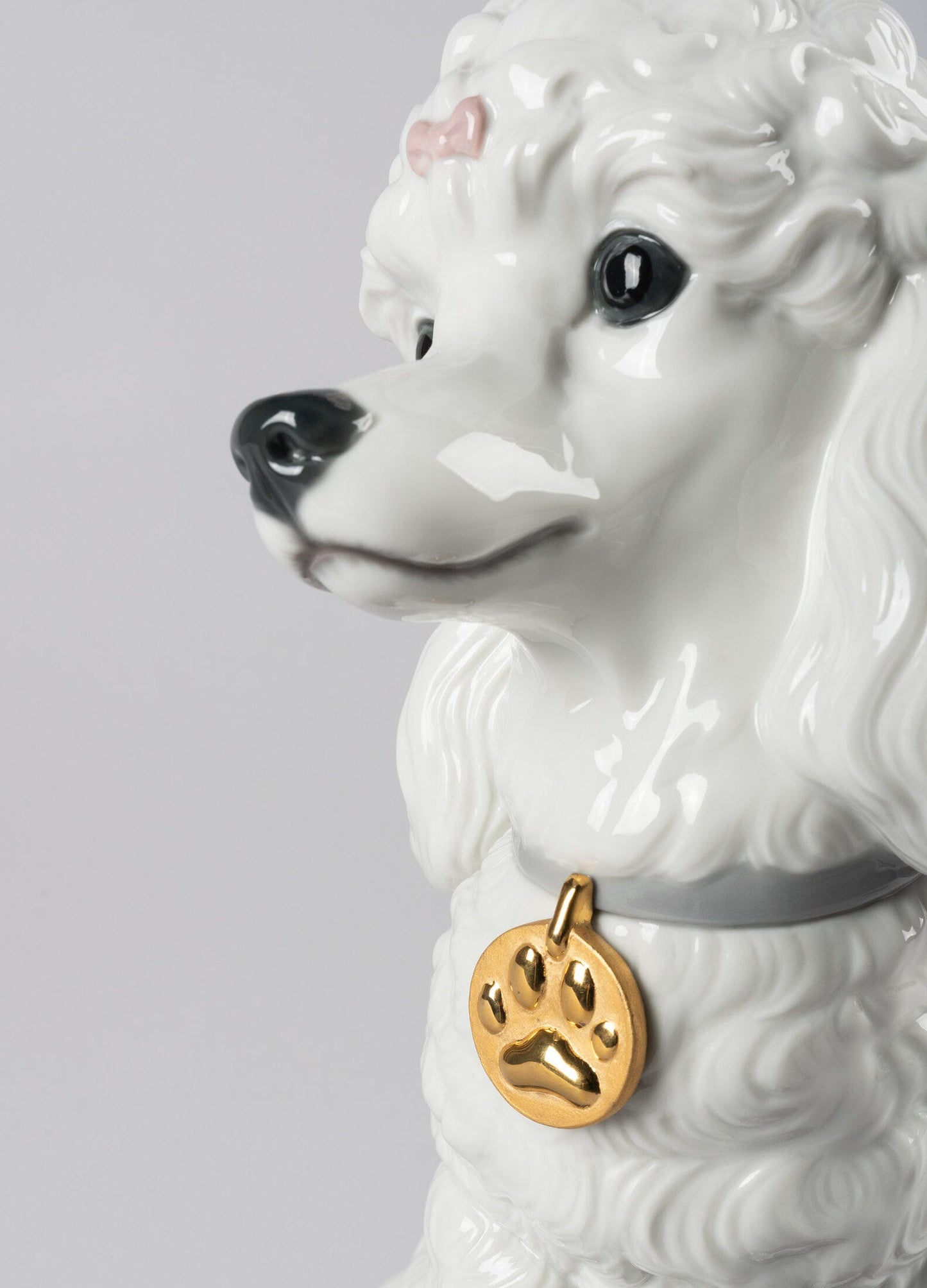 01009472 | Figura perro Caniche con mochis