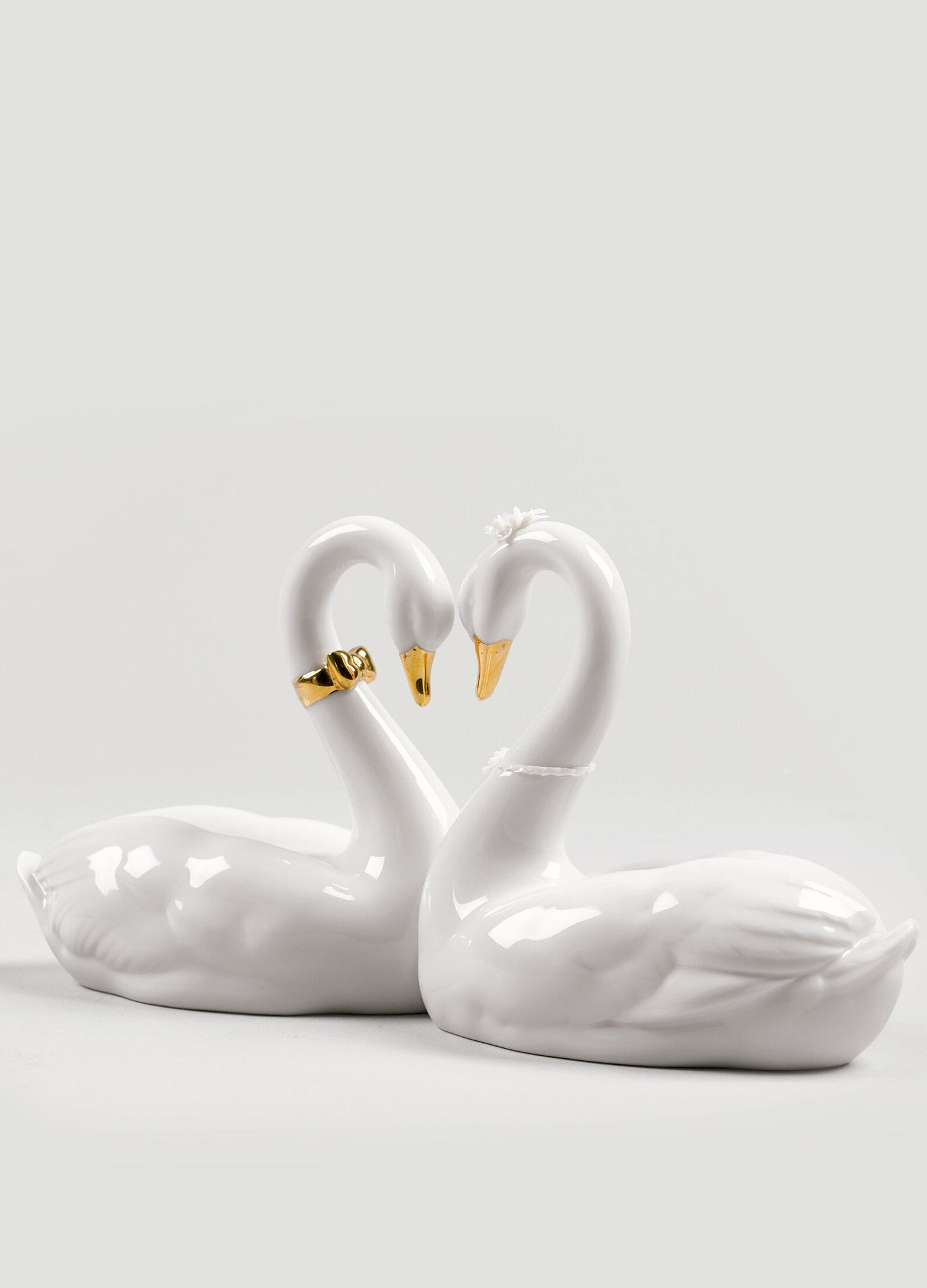01009304 | Figura cisnes Corazón blanco. Lustre dorado