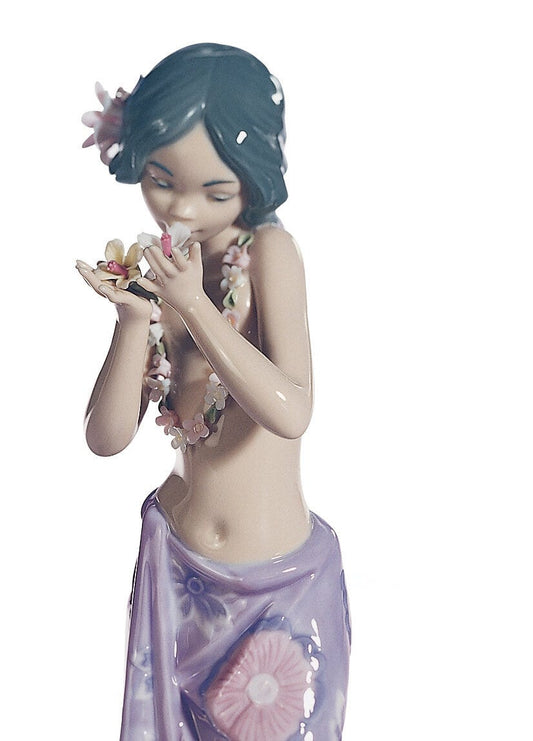 01001480 | Figura mujer Hawaiana oliendo flores