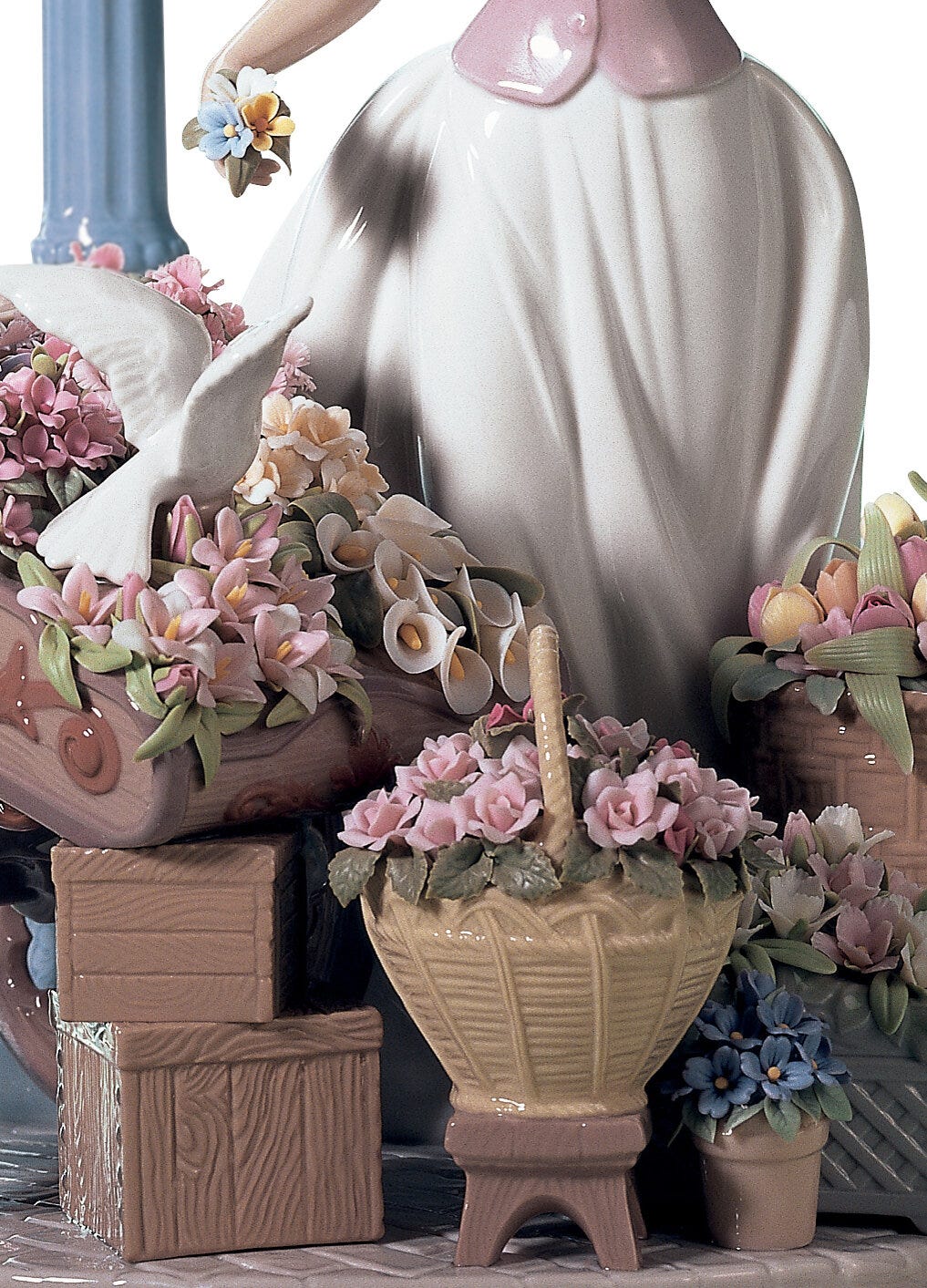 01006809 | Escultura mujer Flores en primavera