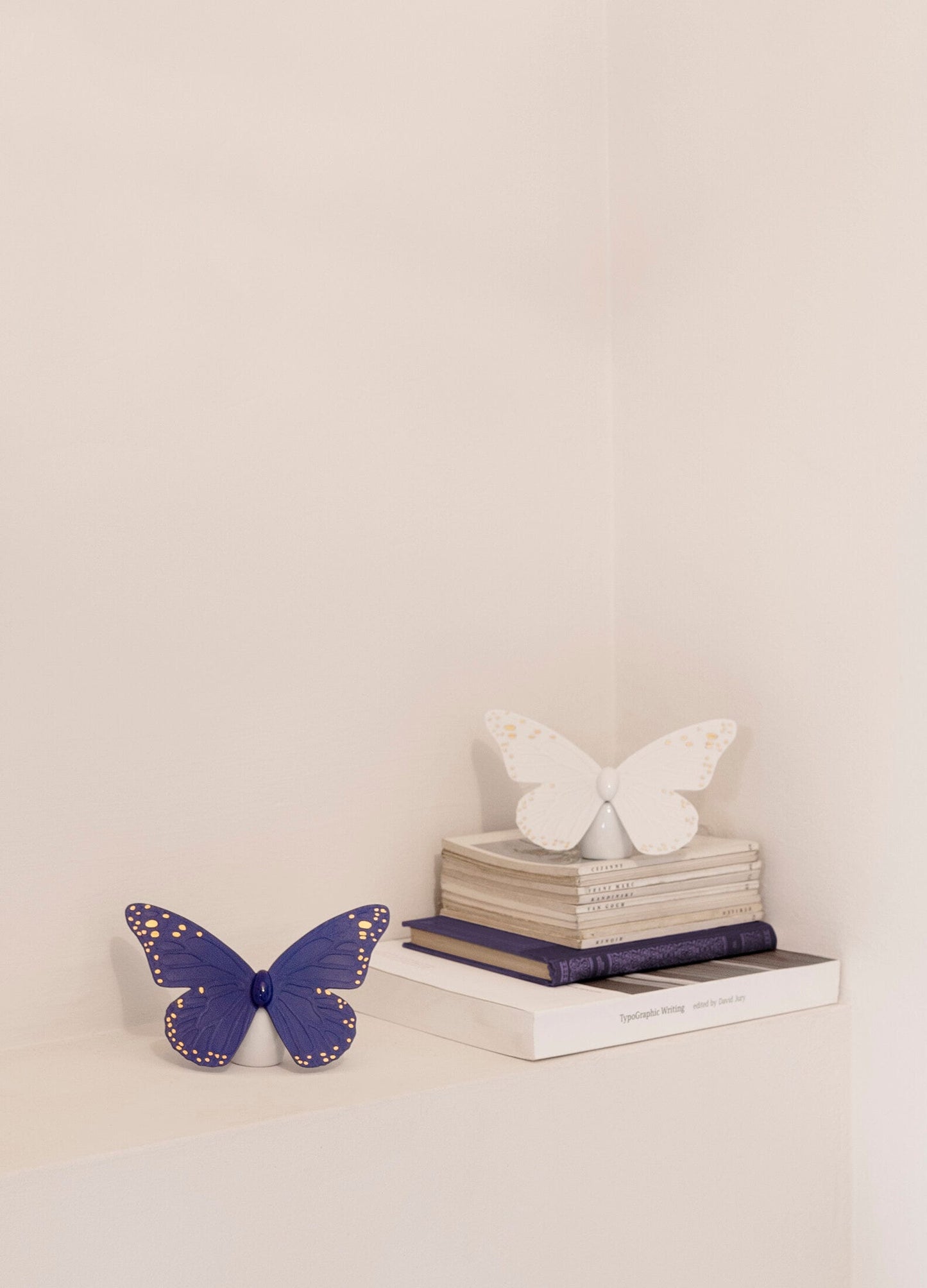 01009452 | Figura Mariposa. Lustre oro y azul