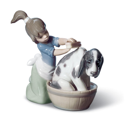01005455 | Figura niña Lavando al perro