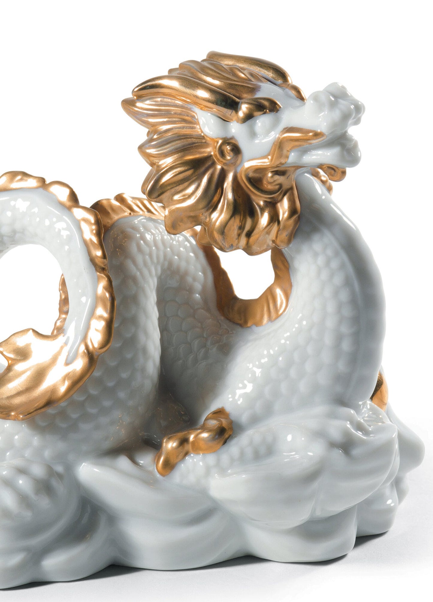 01045130 | Escultura El Dragón. Lustre oro y blanco