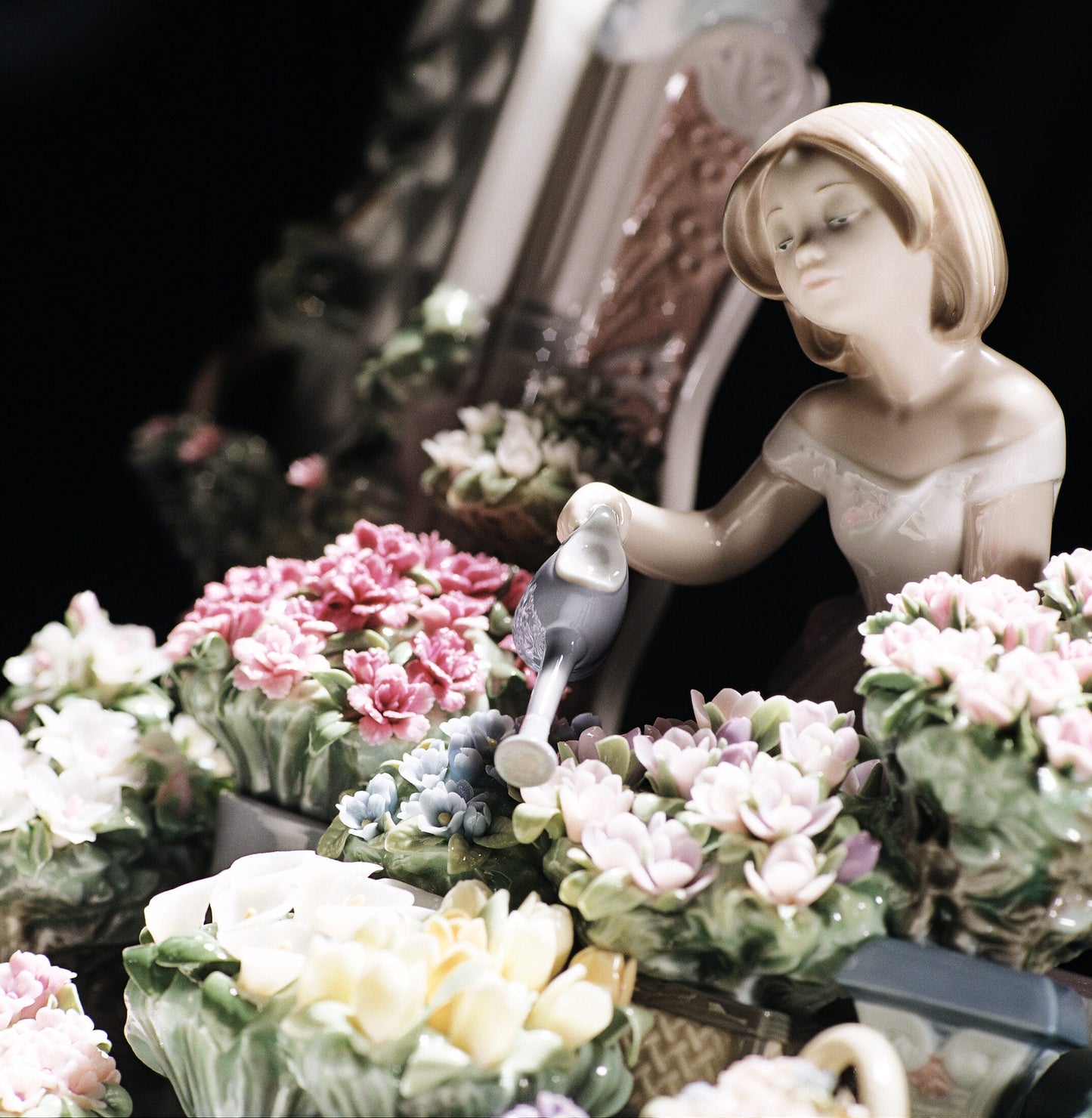 01008250 | Escultura mujer Florecer romántico