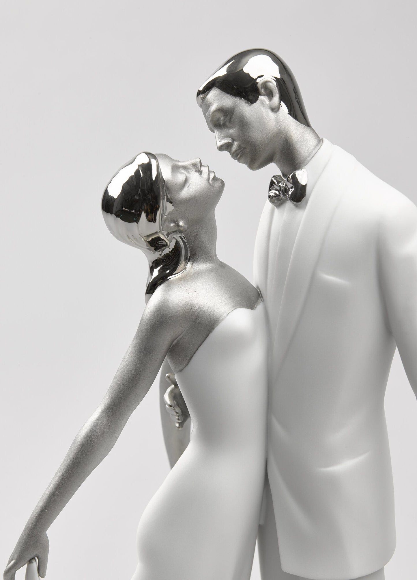 01007045 | Figura joven pareja Feliz aniversario. Lustre plata