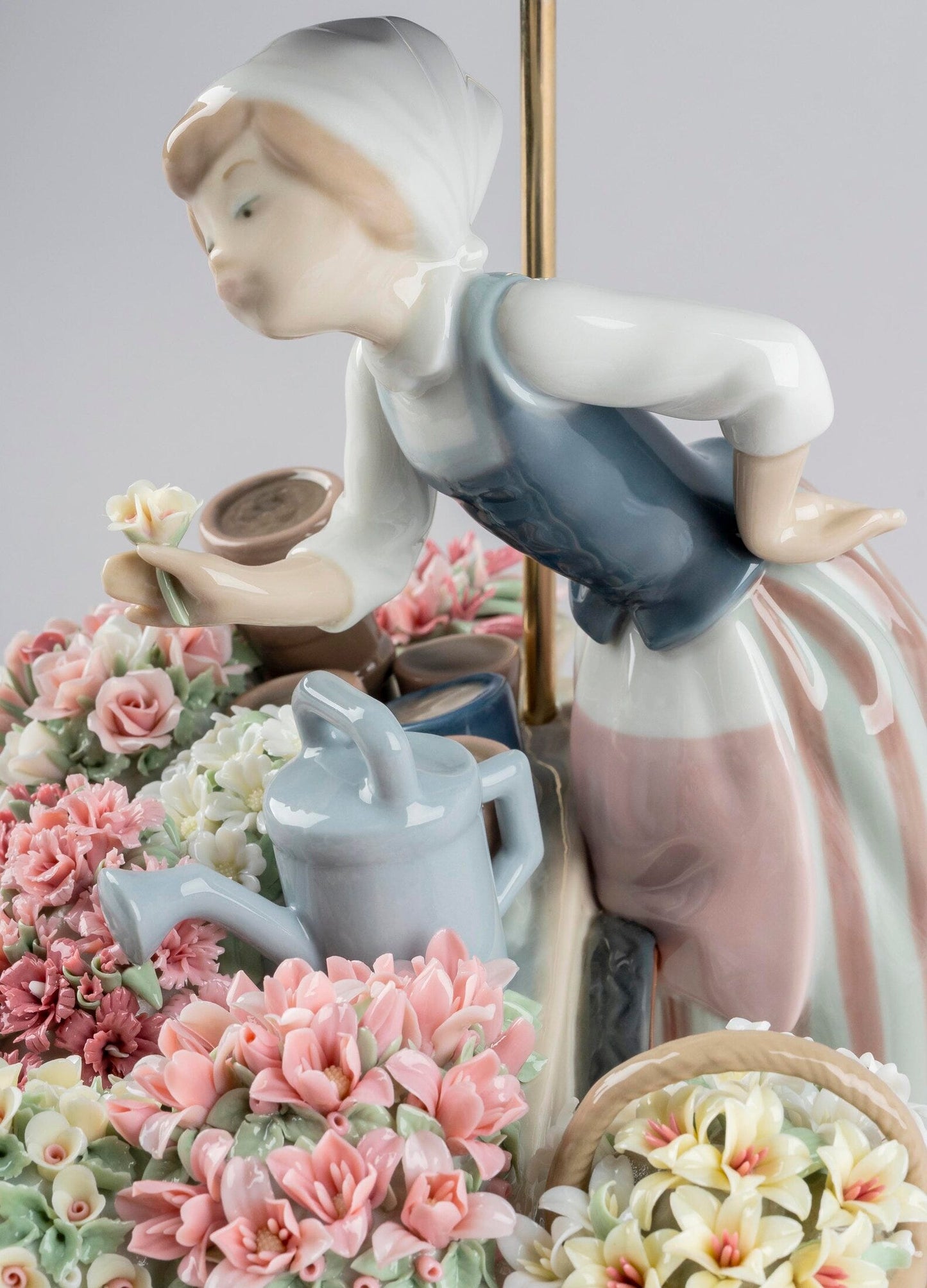 01001454 | Escultura mujer El puesto de flores