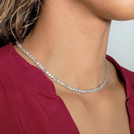 Collar de plata con circonitas elegante