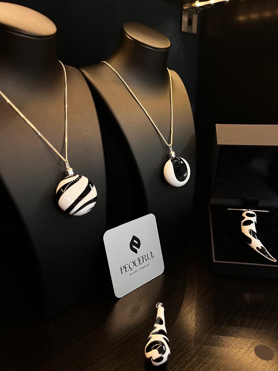 Colgante Luna Blanco y Negro de Cristal de Borosilicato
