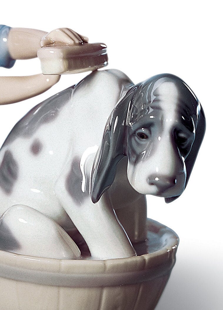 01005455 | Figura niña Lavando al perro