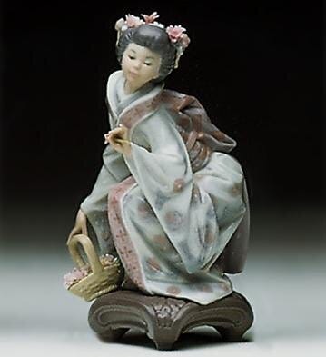 01001448 | JAPONESITA EN CUCLILLAS