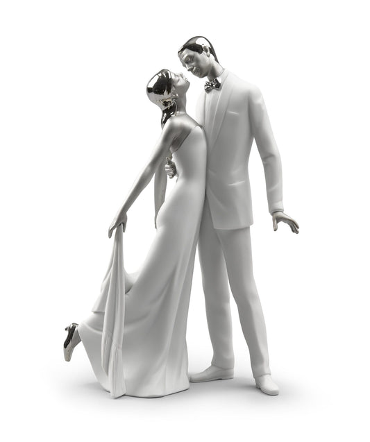 01007045 | Figura joven pareja Feliz aniversario. Lustre plata