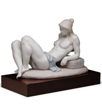 01013025 | Desnudo en reposo
