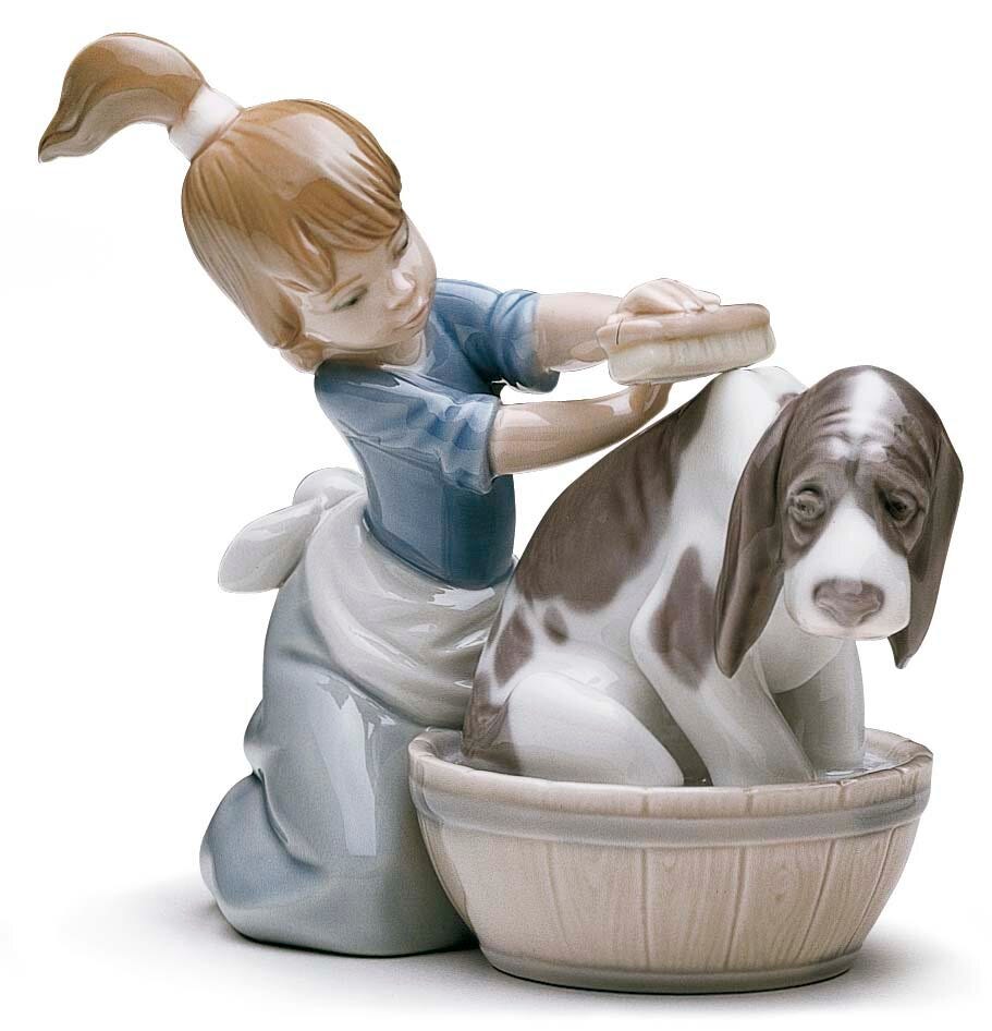 01005455 | Figura niña Lavando al perro