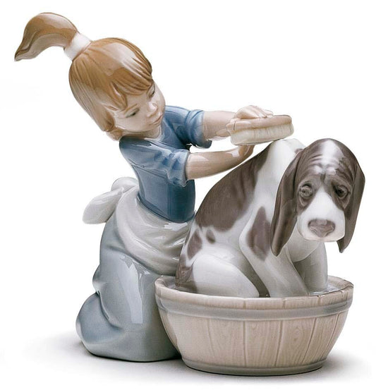 01005455 | Figura niña Lavando al perro