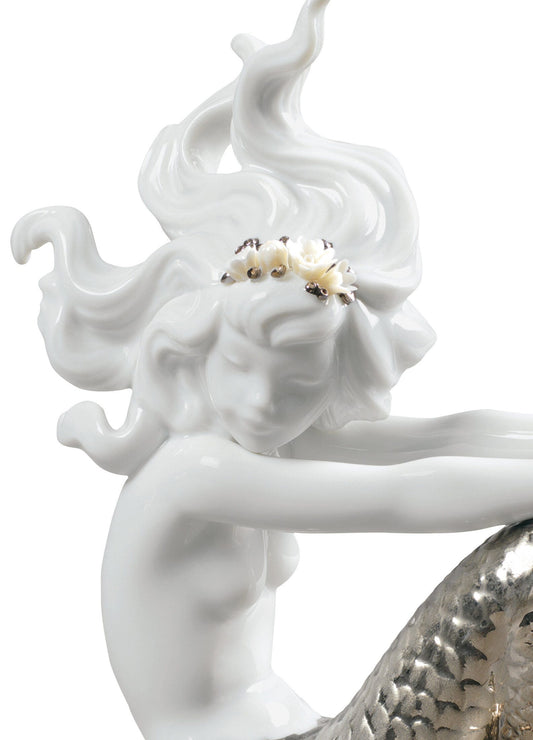 01007028 | Figura Sirena con brazos en rodillas. Lustre plata