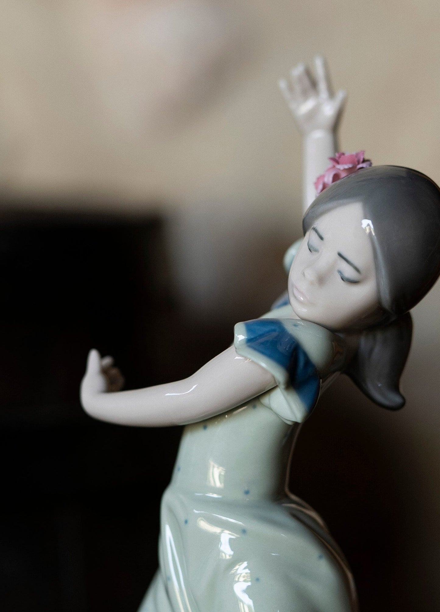 01005192 | Figura Bailaorita con los brazos arriba. Azul