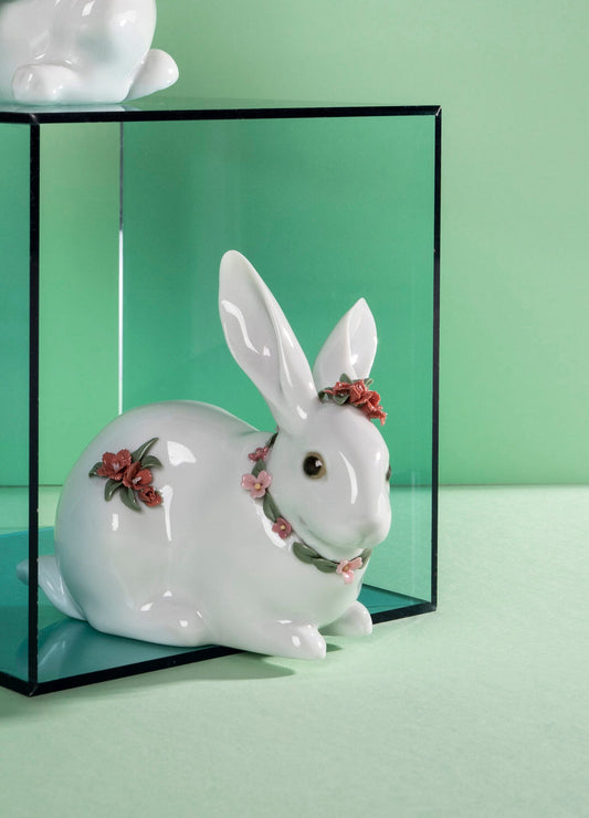 01007578 | Figura Conejito atento con claveles