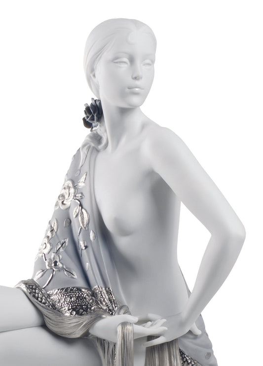01008673 | Figura mujer Desnudo con mantón. Lustre plata
