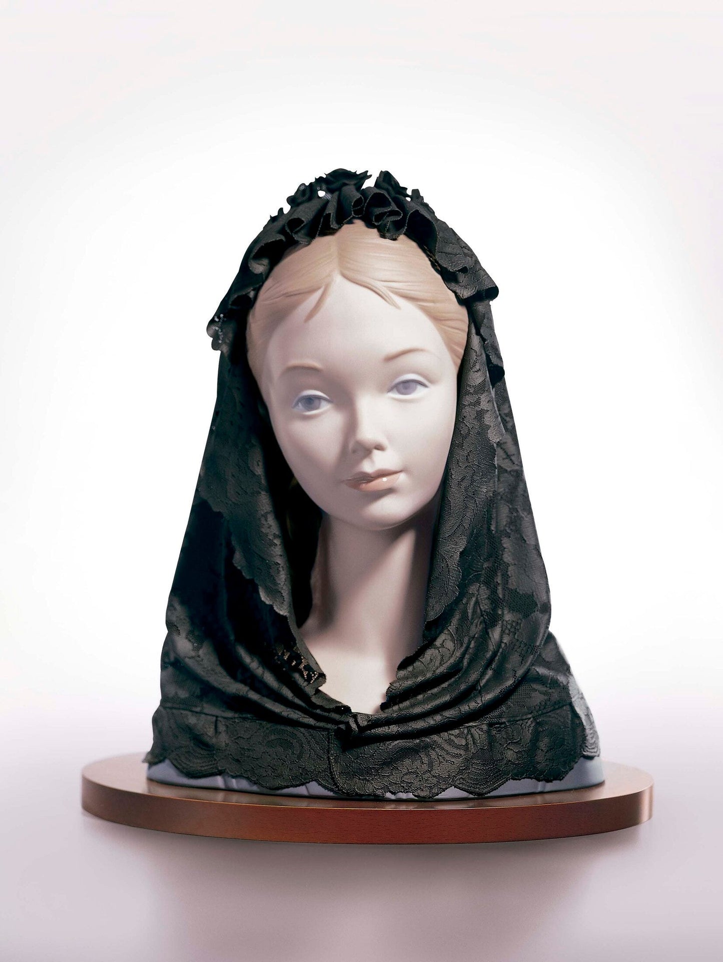 01011538 | BUSTO CON MANTILLA NEGRA
