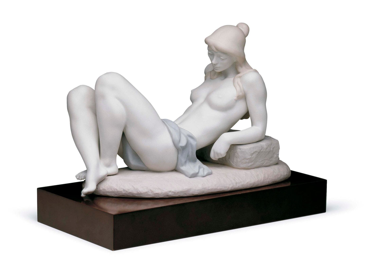 01013025 | Desnudo en reposo